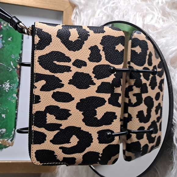 Coach Corner NWTs Zip Wristlet Wallet With Leopard Print - Picture 7 of 8